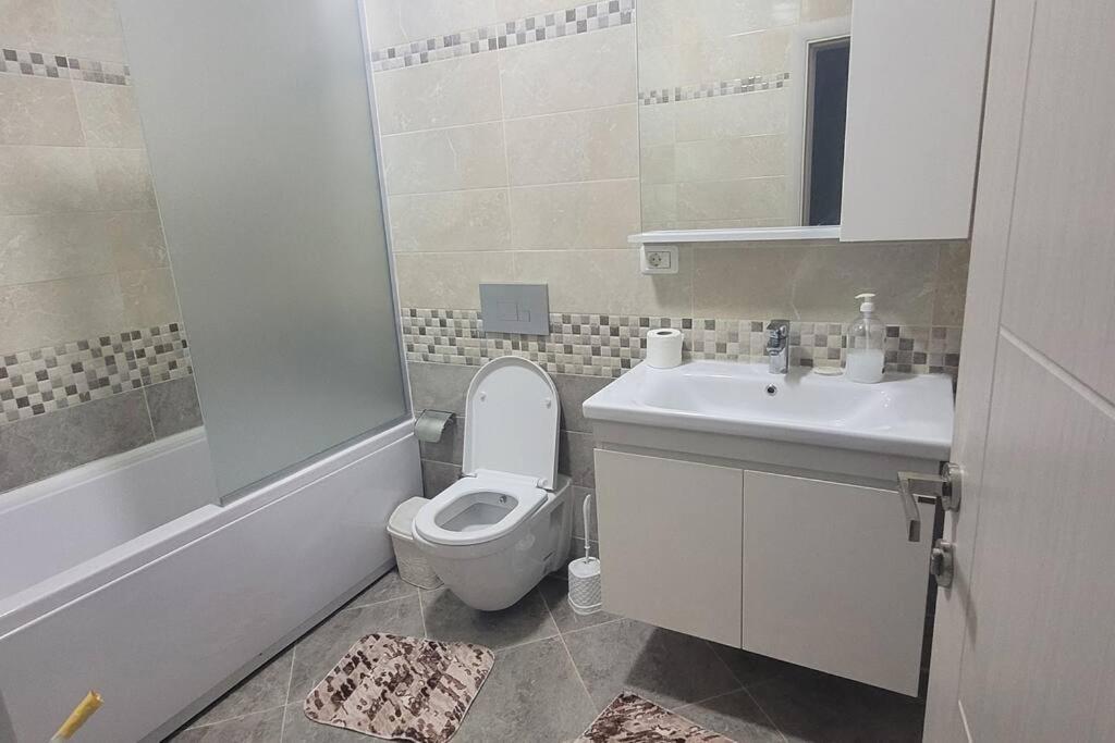 Lovely 2-Bedroom Apartment Skopje Bagian luar foto